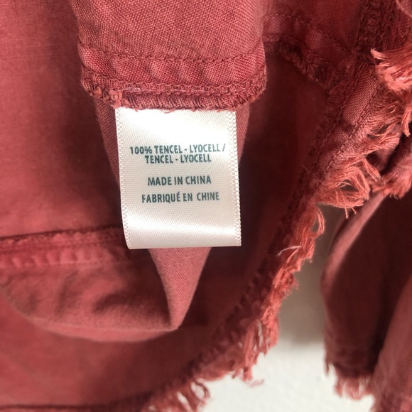 Cloth & Stone V-Neck Frayed Chambray Mauve Blouse - Picture 5 of 9